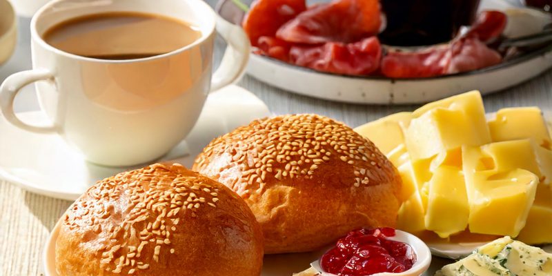 Firefly Heller Frühstückstisch mit Brötchen, Käse, Schinken, Marmelade, Butter und Kaffee 79197